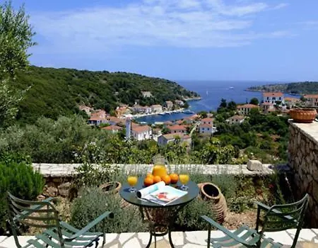 Likoudis ,on The Kioni,ionian Islands Ithaca, 아파트호텔