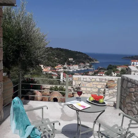 Likoudis Villas Suites,Traditional Ithacan Hospitality Above Kioni Harbot Aparthotel
